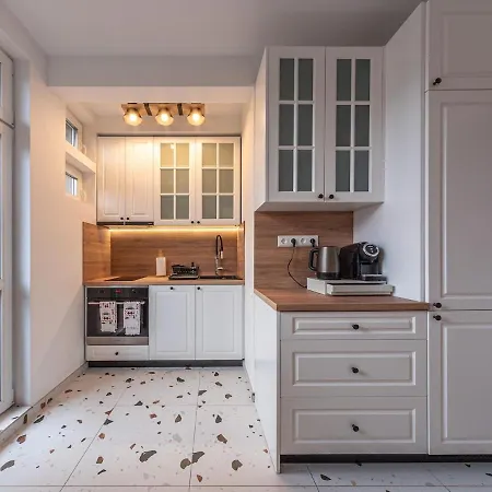 New High End Modern Bright 2br Center