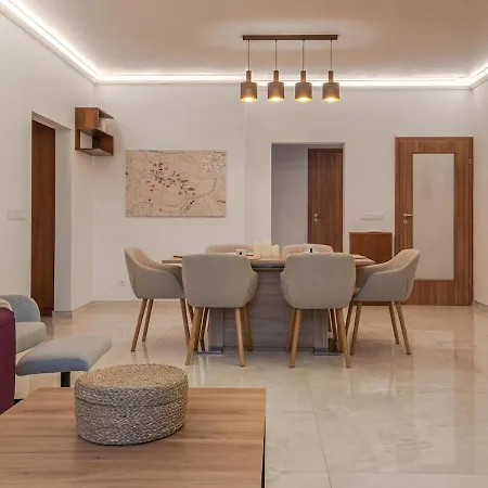 New High End Modern Bright 2br Center *